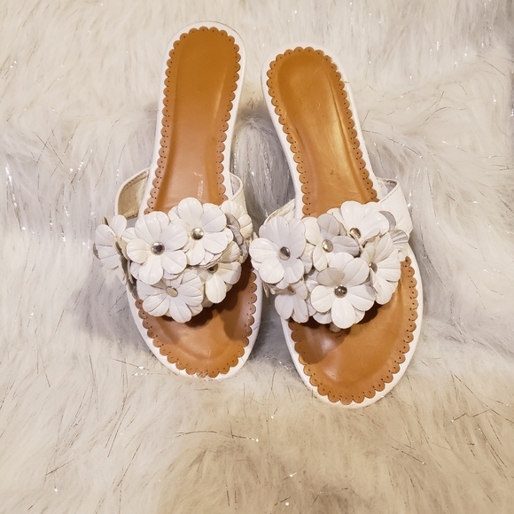 Shoes - White flower thong sandals